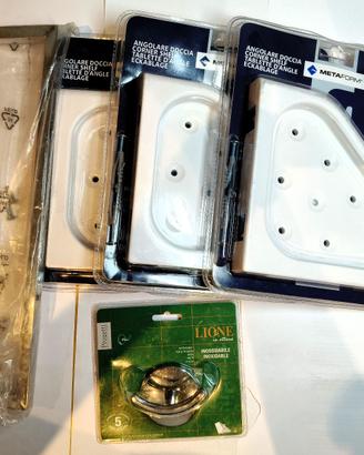 Tre portasapone e accessori bagno