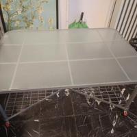 scrivania in vetro e metallo