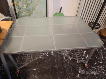 scrivania in vetro e metallo