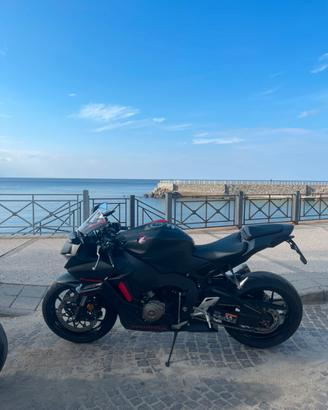 Honda CBR 1000 RR - Fireblade