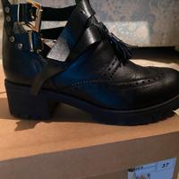 Scarpe modello mocassino