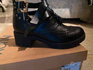 Scarpe modello mocassino