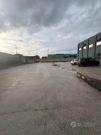 Capannone all' interno di un complesso industriale