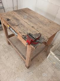 tavolo in legno da lavoro con morsa