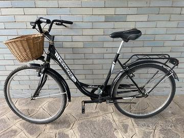 Bicicletta nera marca Venere