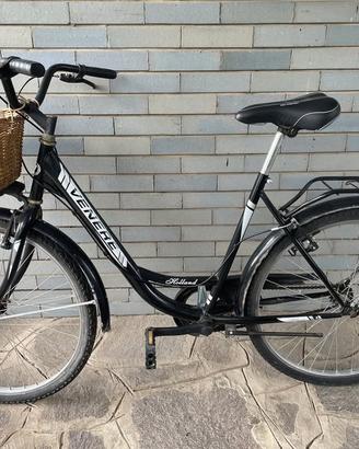 Bicicletta nera marca Venere