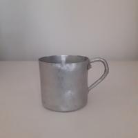 Tazza con manico in alluminio anni 1950