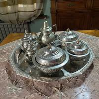 Vassoio marocchino con teiere annesse e ciotole