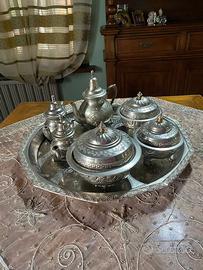 Vassoio marocchino con teiere annesse e ciotole