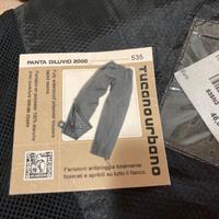 Pantaloni antipioggia con sacca