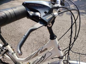 Bicicletta. Donna frera