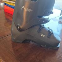 Scarponi e casco sci