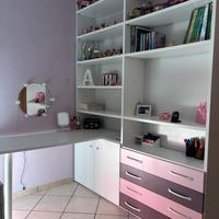 Libreria con scrivania angolare su misura 