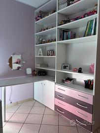 Libreria con scrivania angolare su misura 