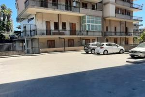 Acireale, via G.Verga, app.to mq. 142 vani 5
