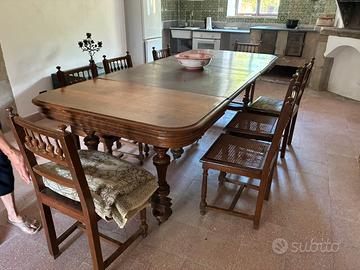 Tavolo allumgabile in noce e otto sedie