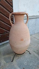 Anfora in terracotta con supporto in ferro battuto