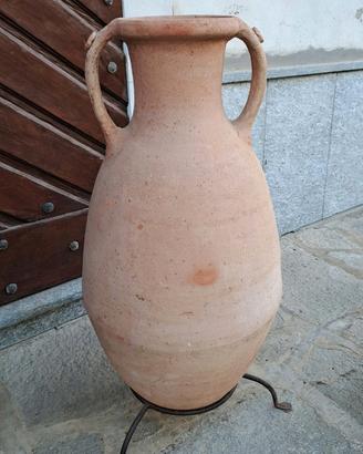 Anfora in terracotta con supporto in ferro battuto