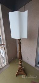Lampada da terra in legno con paralume in tessuto