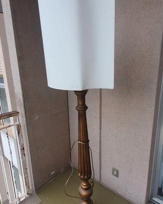 Lampada da terra in legno con paralume in tessuto
