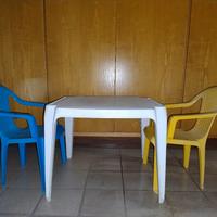 Tavolino+2 sedie da giardino per bambini