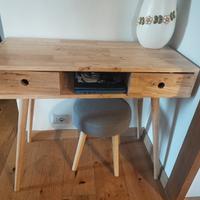 scrivania in legno chiaro con panchetto