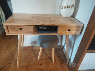 scrivania in legno chiaro con panchetto