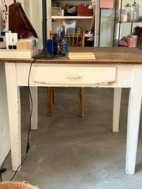 Tavolo da cucina di legno rustico