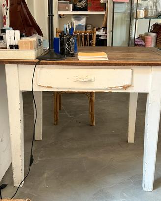 Tavolo da cucina di legno rustico