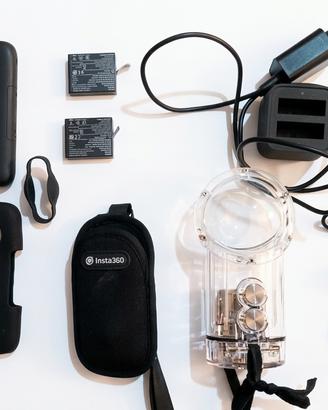 Insta360 One x con 2 batterie ed accessori