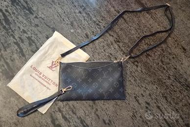 Borsetta/Pochette  con tracolla e gancio.