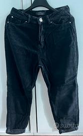 Pantaloni neri di velluto a coste