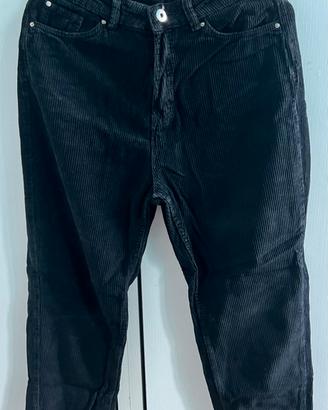 Pantaloni neri di velluto a coste