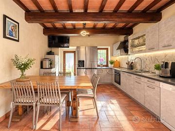 Casa indipendente di 110 m² con 2 locali e posto a
