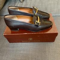 Mocassini in vera pelle marrone con fibbia dorata