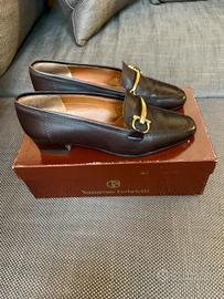 Mocassini in vera pelle marrone con fibbia dorata