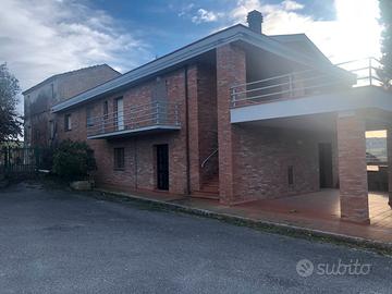 Primo piano con capannone, magazzino e piazzale