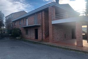 Primo piano con capannone, magazzino e piazzale