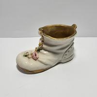 Piccola scarpa in miniatura in ceramica bianca oro