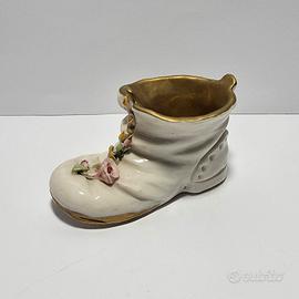 Piccola scarpa in miniatura in ceramica bianca oro