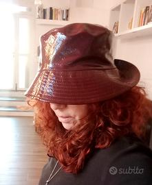 Cappello reversibile albicocca e bordeaux. 