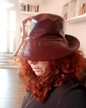 Cappello reversibile albicocca e bordeaux. 