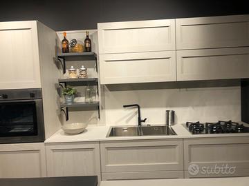Cucina nuova in legno in svendita
