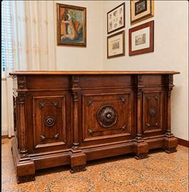 scrivania classica in legno intagliato 
