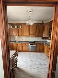 Cucina in legno con piano in granito