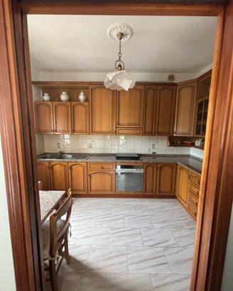 Cucina in legno con piano in granito