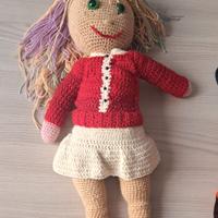 Bambola fatta a mano all’uncinetto, vestitino ros