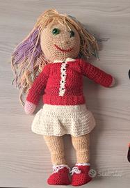 Bambola fatta a mano all’uncinetto, vestitino ros