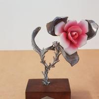 Decorazione rosa di porcellana e peltro