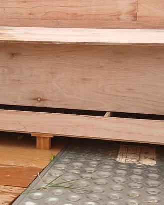 Mangiatoia a tramoggia in legno fenolico per galli